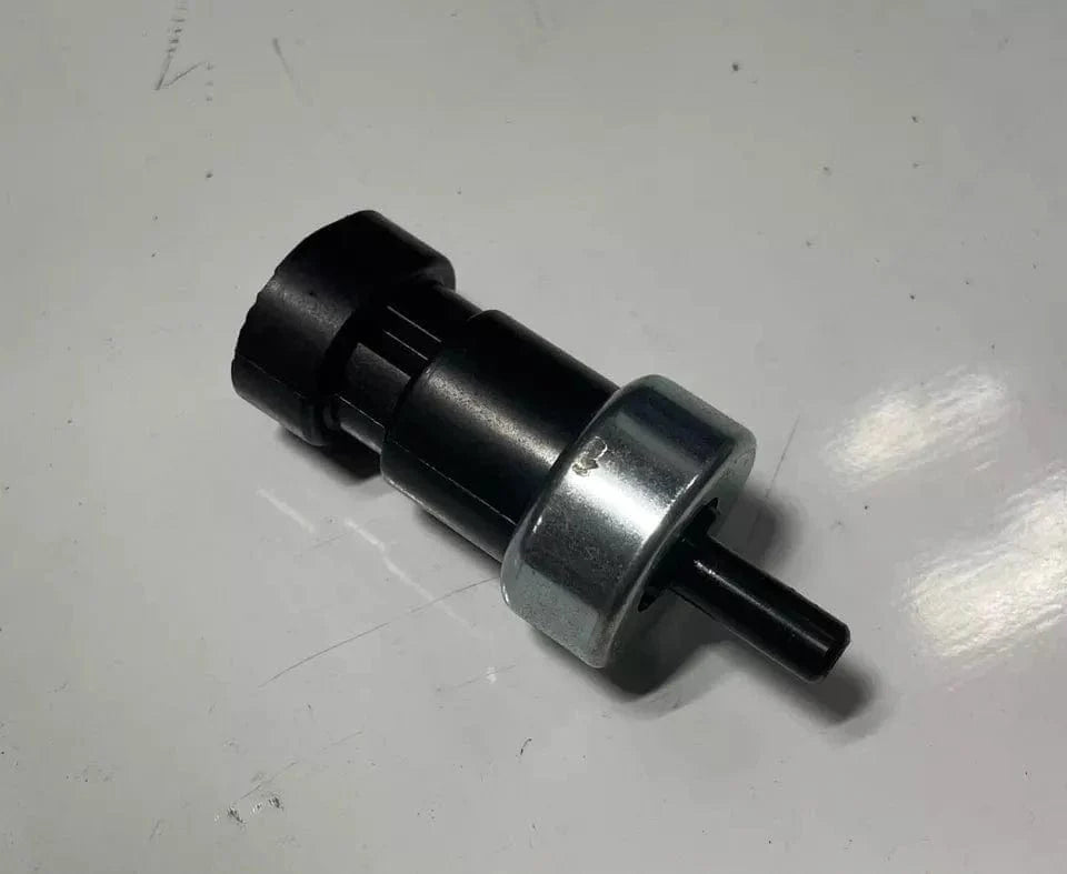 Peterbilt PACCAR 16-09155 2-6 PSI Pressure Switch Normally Closed Lot (T3)
